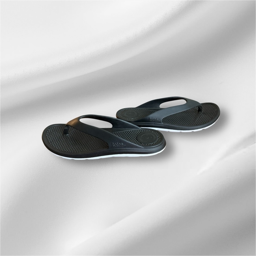 🎉HP🎉Totes Everywhere Women’s Black and White Thong Sandals Size US 11🎉HP🎉